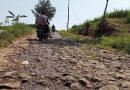 Pengendara keluhkan jalan Rusak di perbatasan Desa Songgom- Mekarwangi 