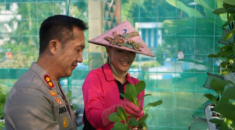 Dari Lahan Produktif ke Ketahanan Pangan. Kapolres Purwakarta Panen Sayur dan Ikan Bersama Bhayangkari Dari Lahan Produktif ke Ketahanan Pangan. Kapolres Purwakarta Panen Sayur dan Ikan Bersama Bhayangkari